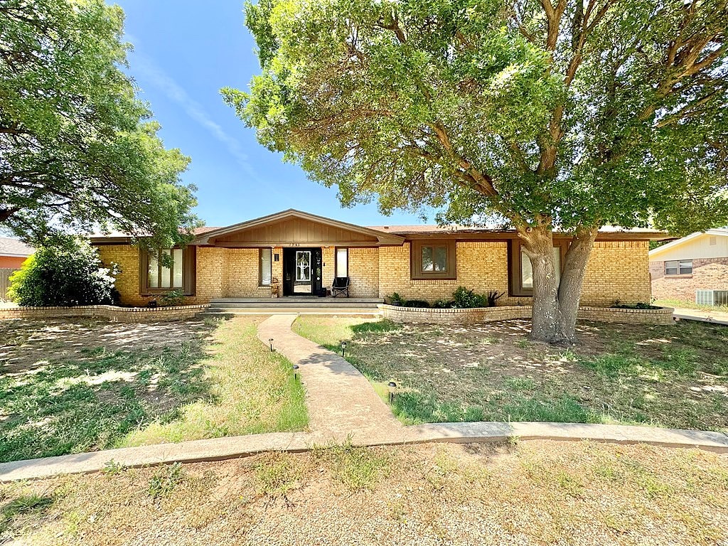 1945 Sante Fe Ave  