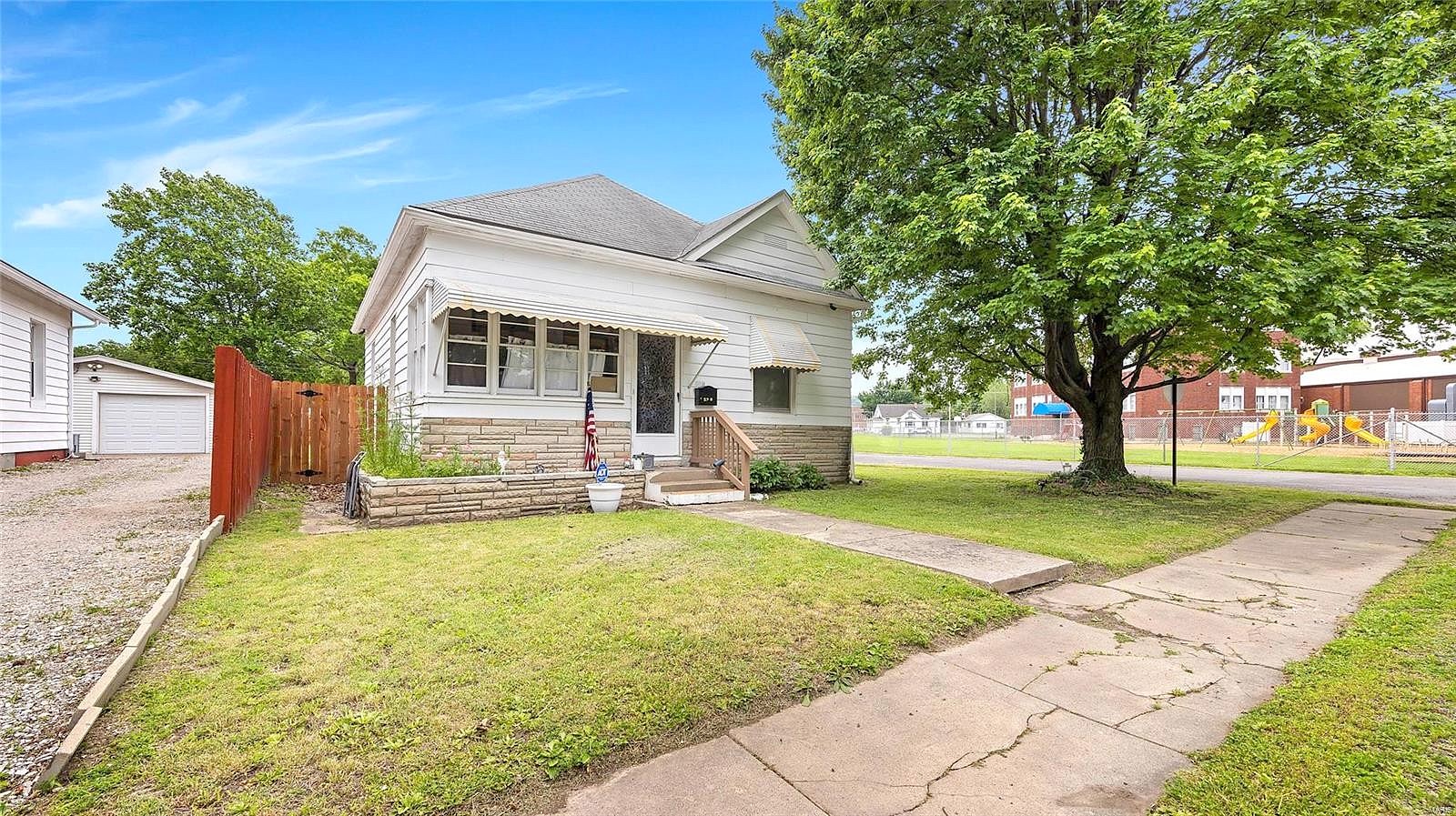 220 S 4th St  