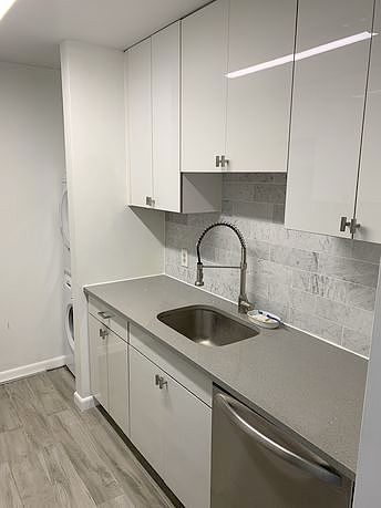 9019 Wall St  