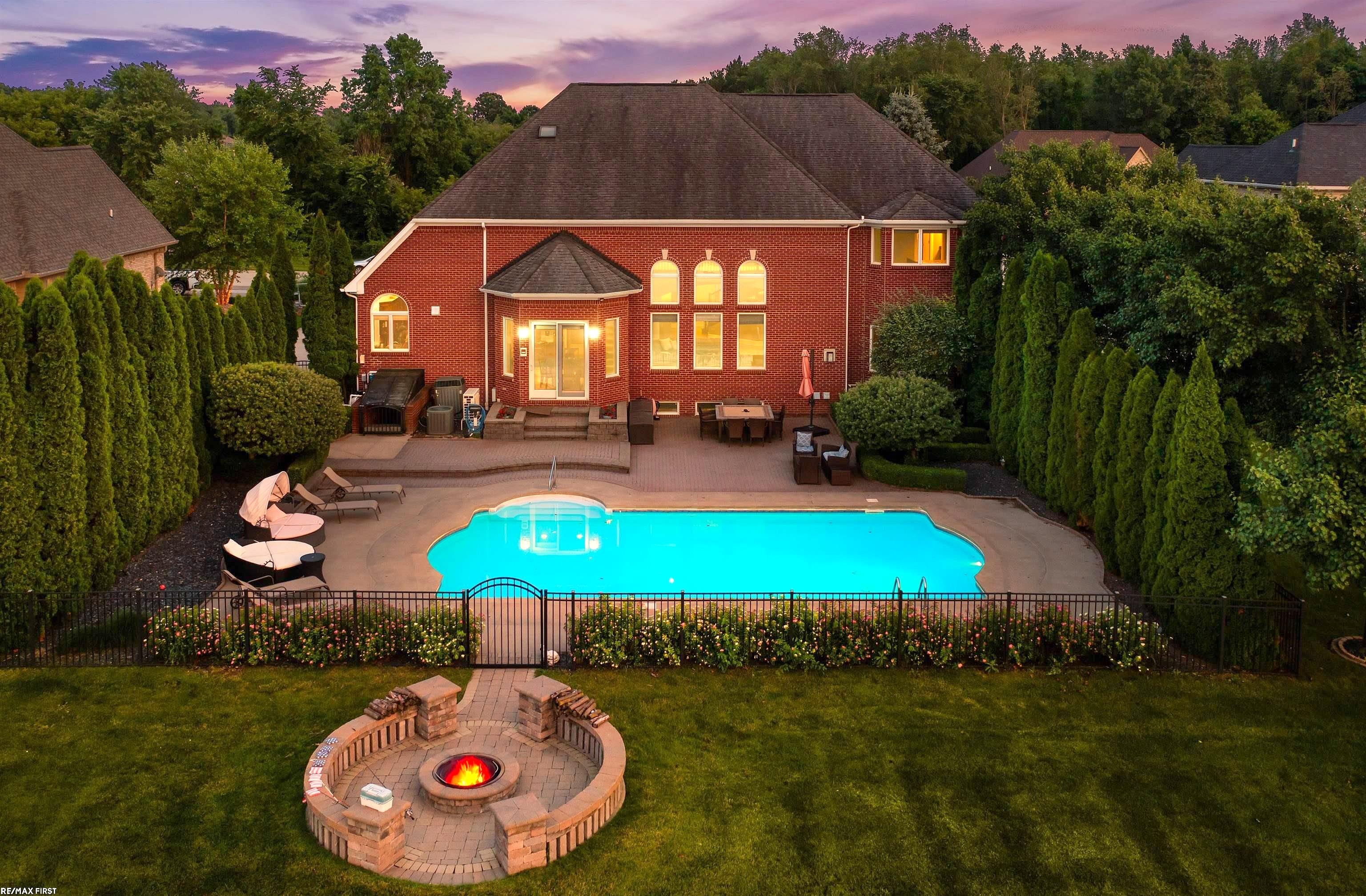 6581 Pond Dr  