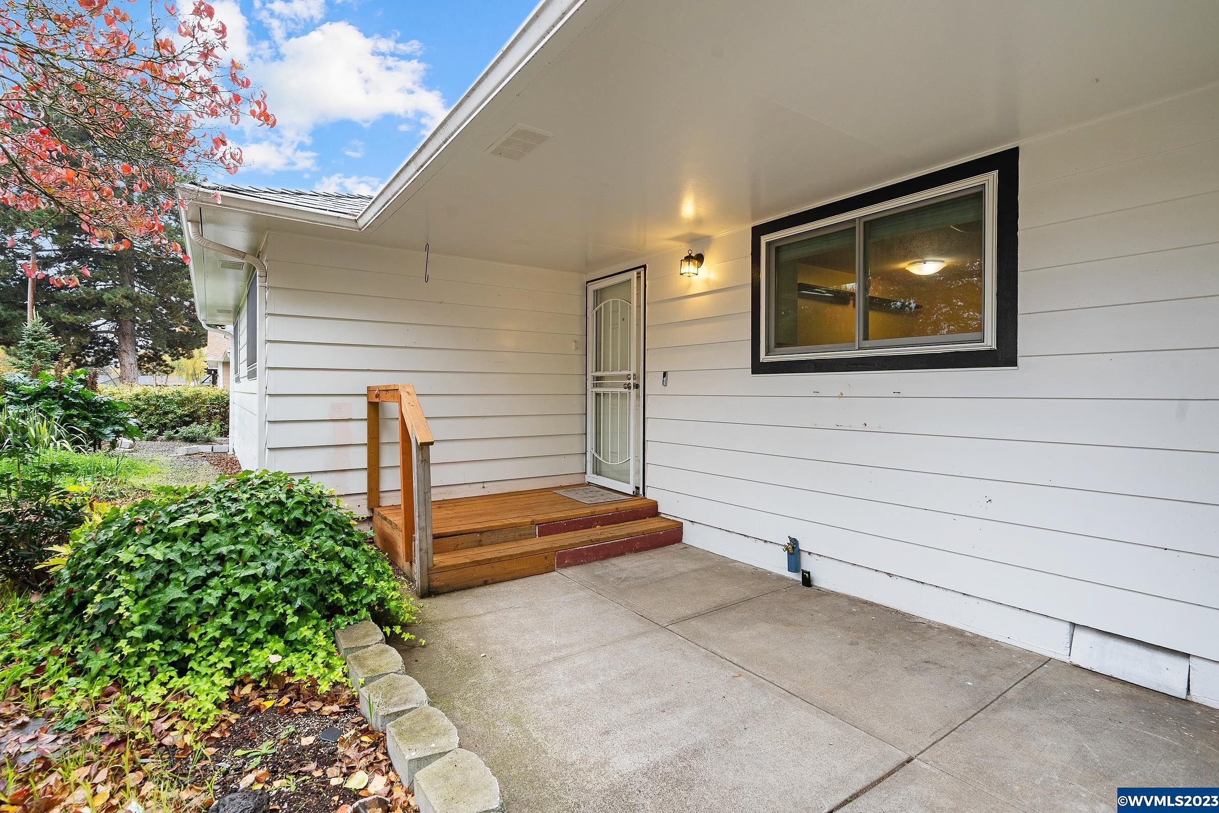 2593 Honeysuckle Way NE  