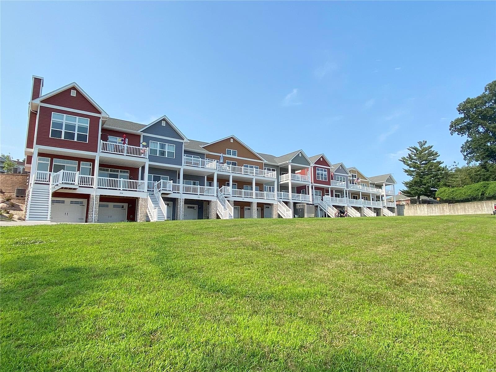 310 Captains Ct  