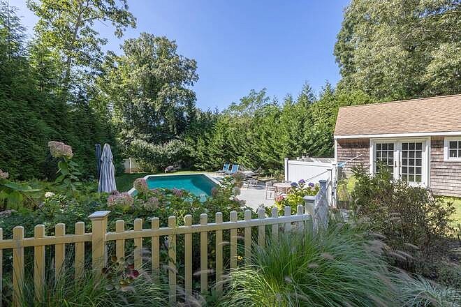 20 Rolling Hill Ct E  