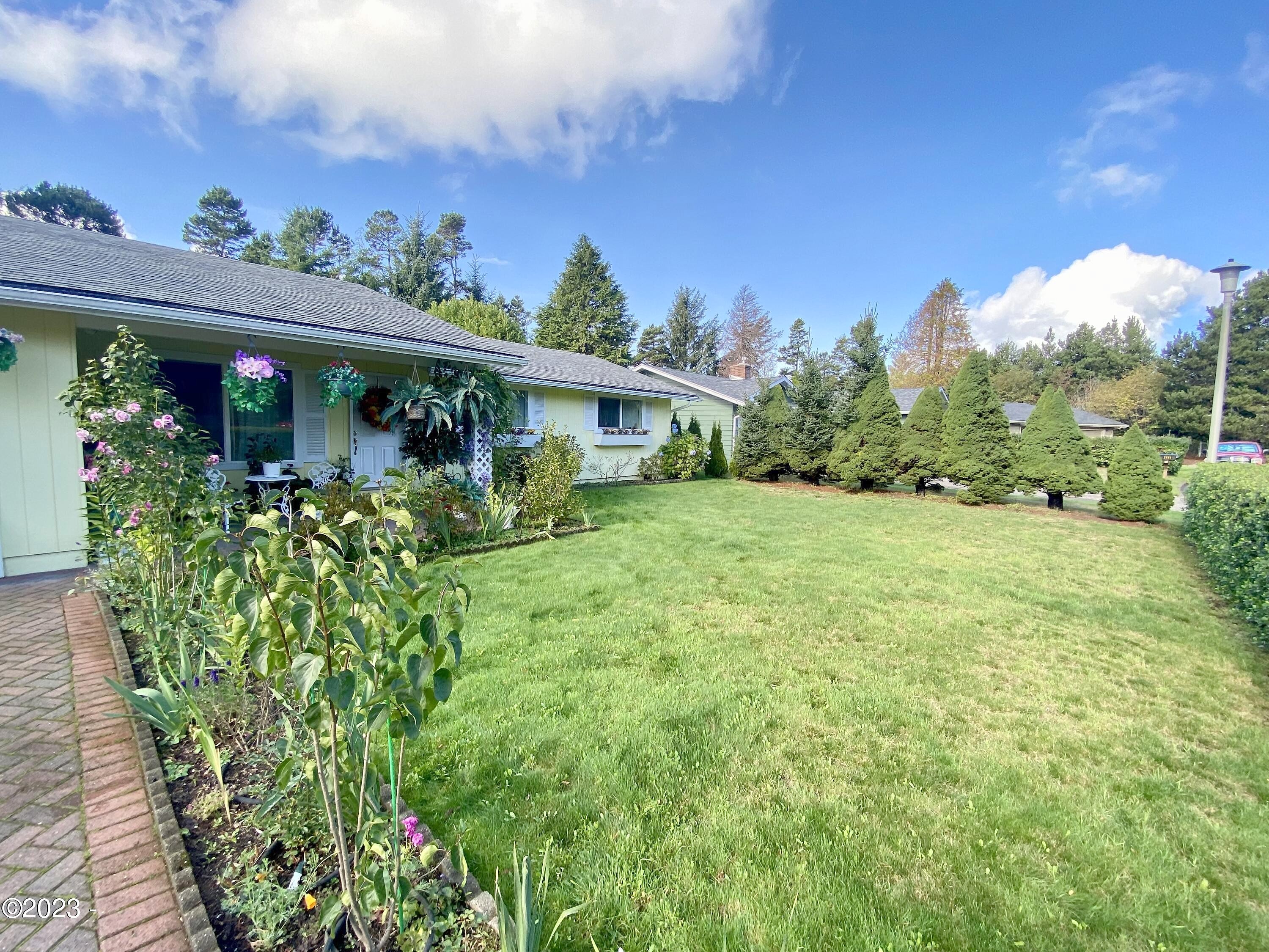 2039 NE CRESTVIEW DR