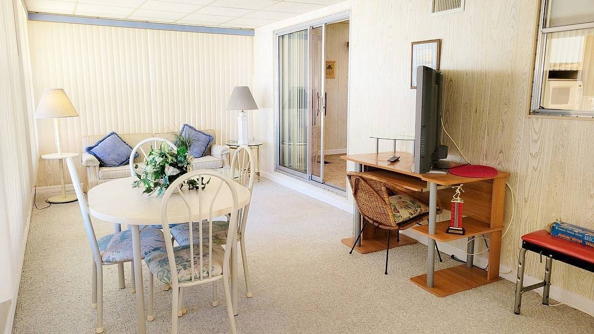 211 Green Haven RD W