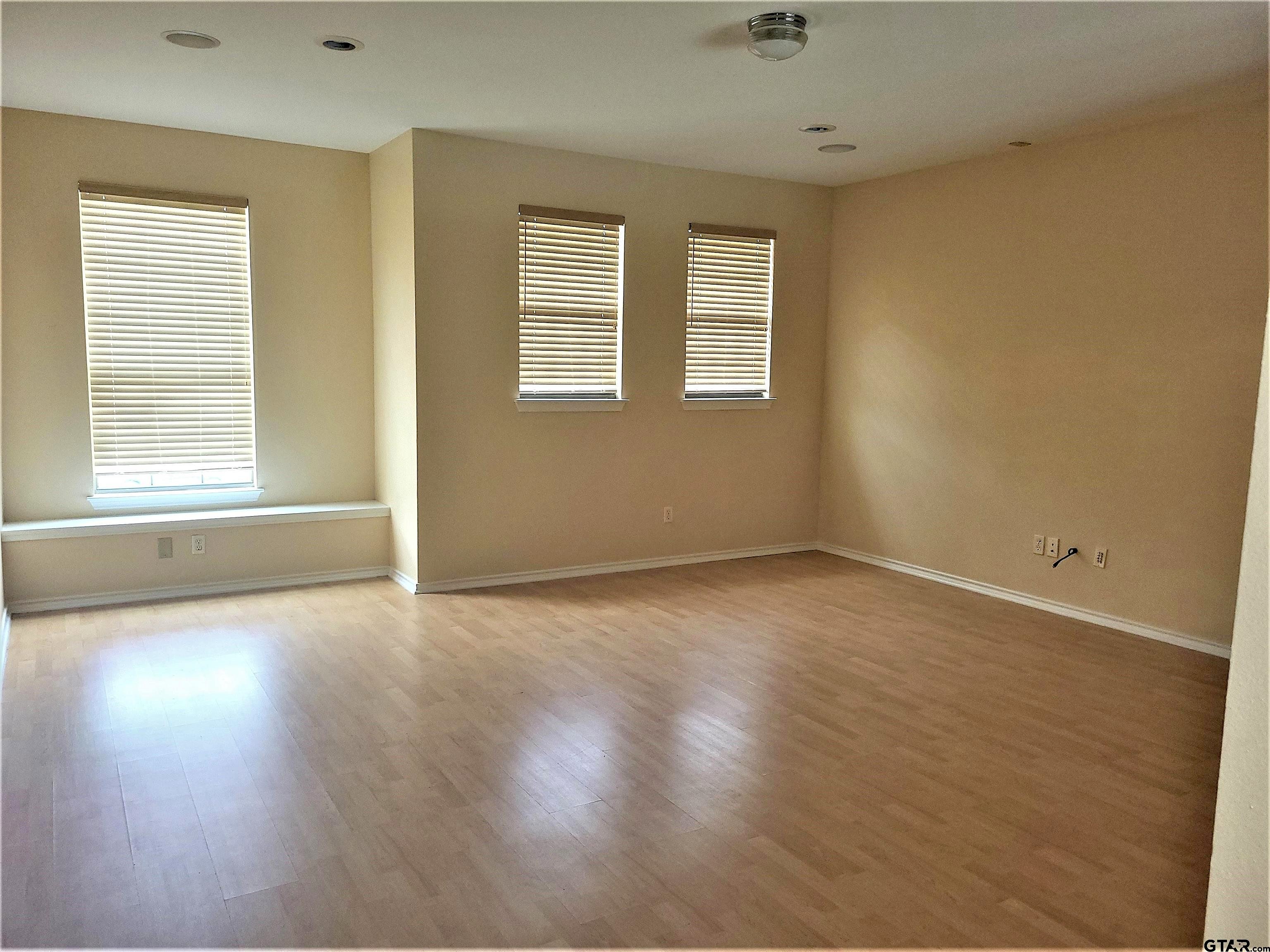 307 PARKVIEW CT  