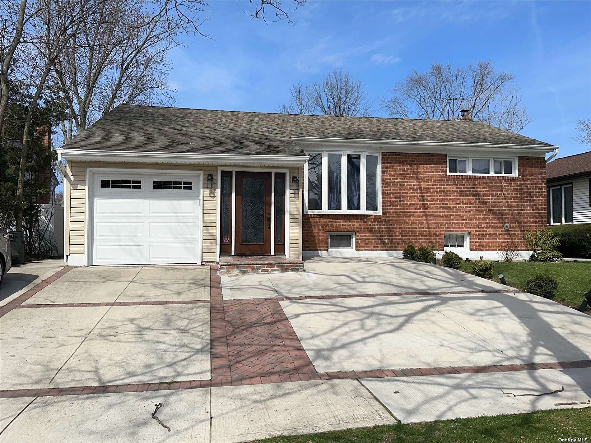 8 Cloverfield Rd N  
