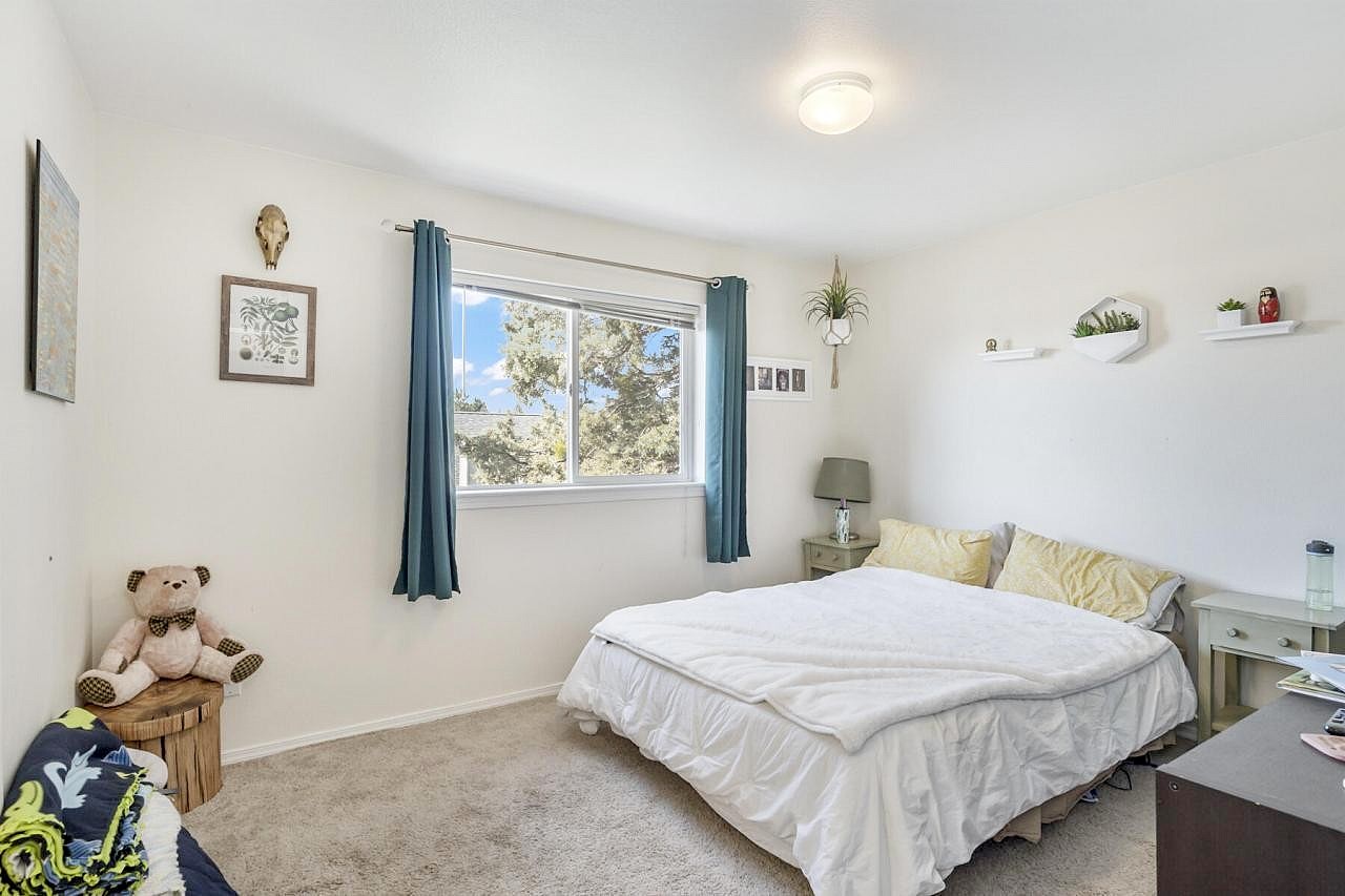 985 NE HIDDEN Vly DR  