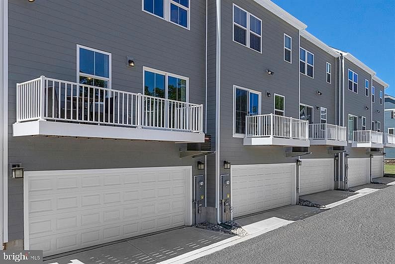 LOWMAN Unit STRAUSS 4STY  