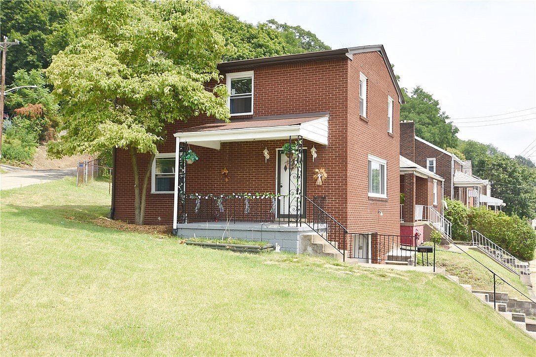 2651 1/2 Woodstock Ave  