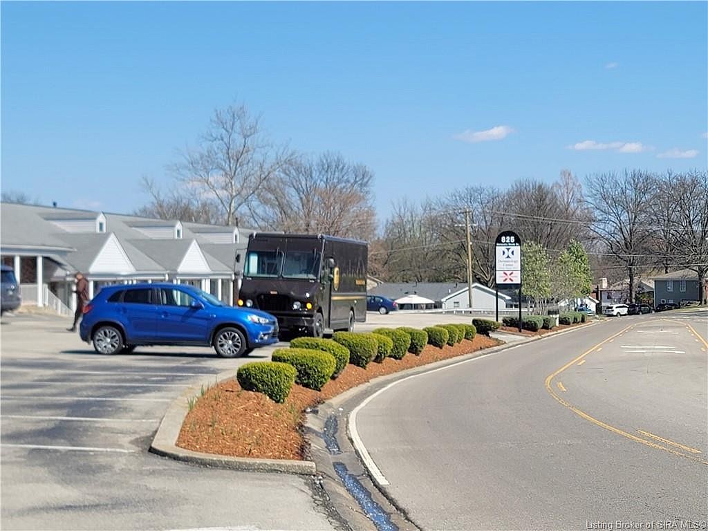 825 UNIVERSITY WOODS DR  