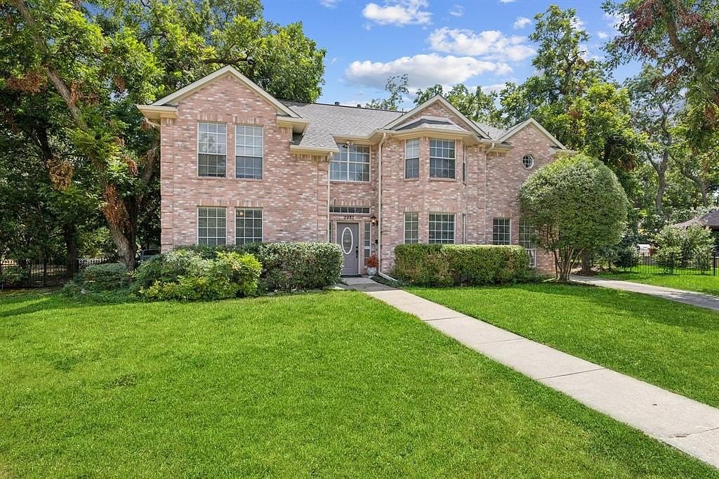 2820 SAINT CHARLES DR