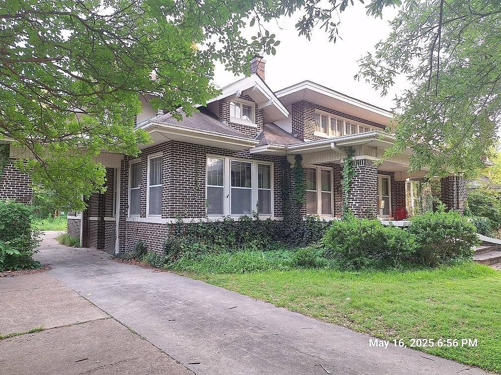 308 W 2ND St  