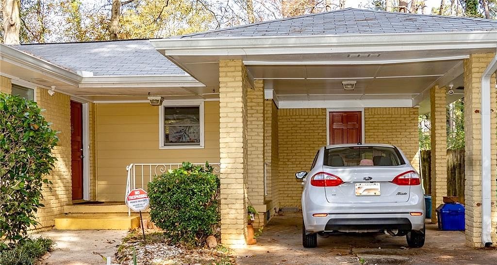 3060 Santa Monica Dr  