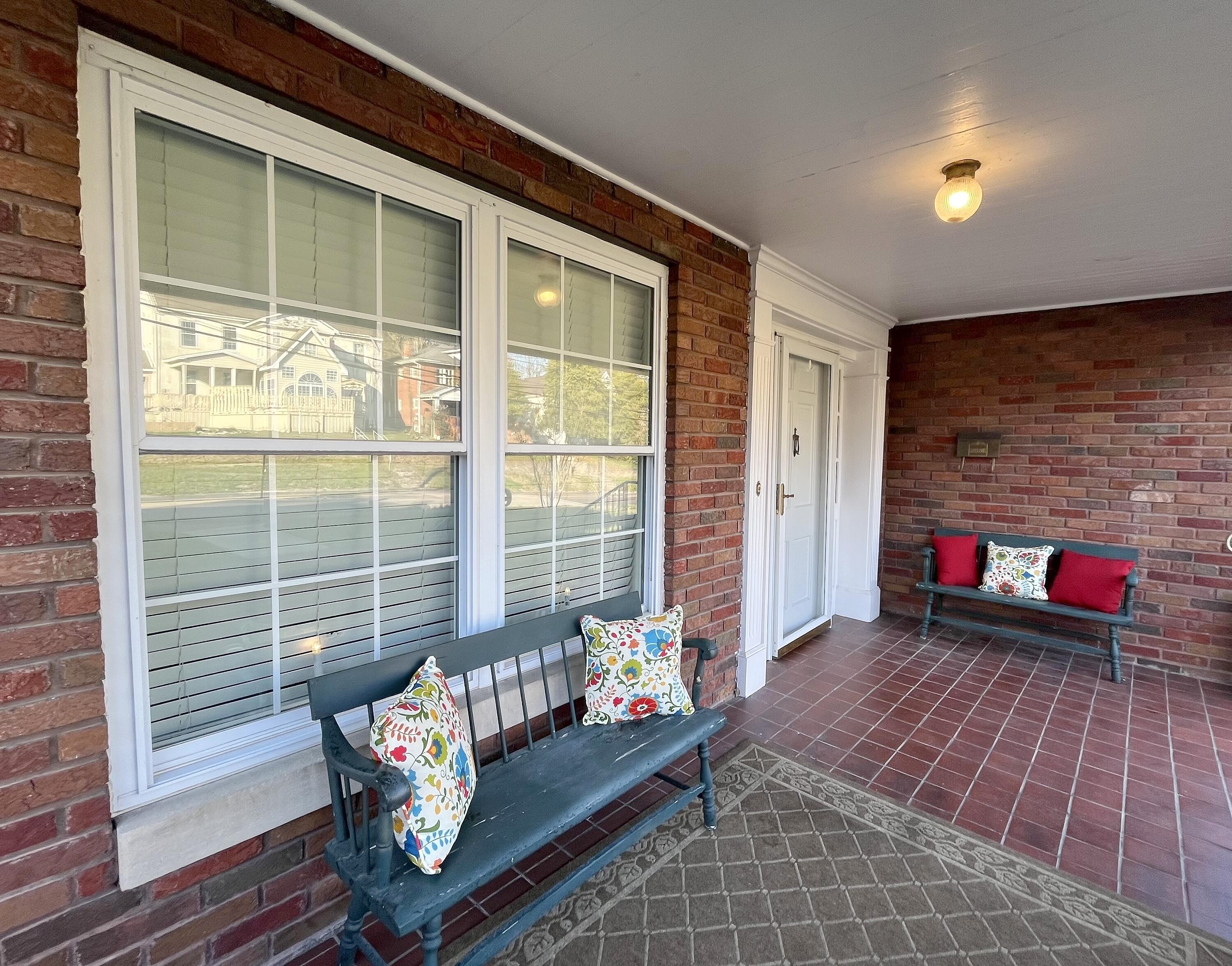 224 W Main St  