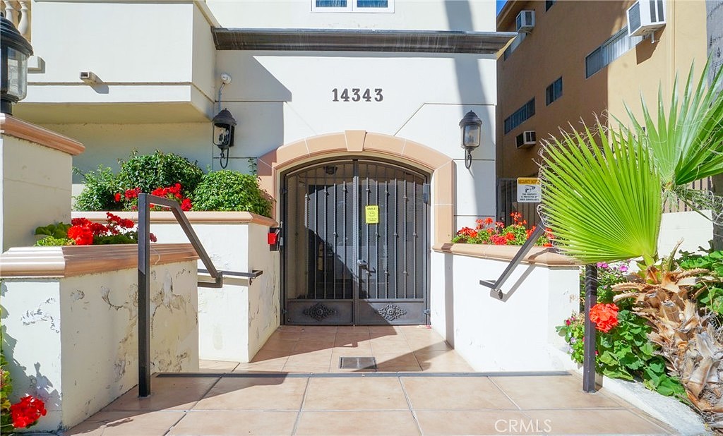 14343 Burbank Blvd