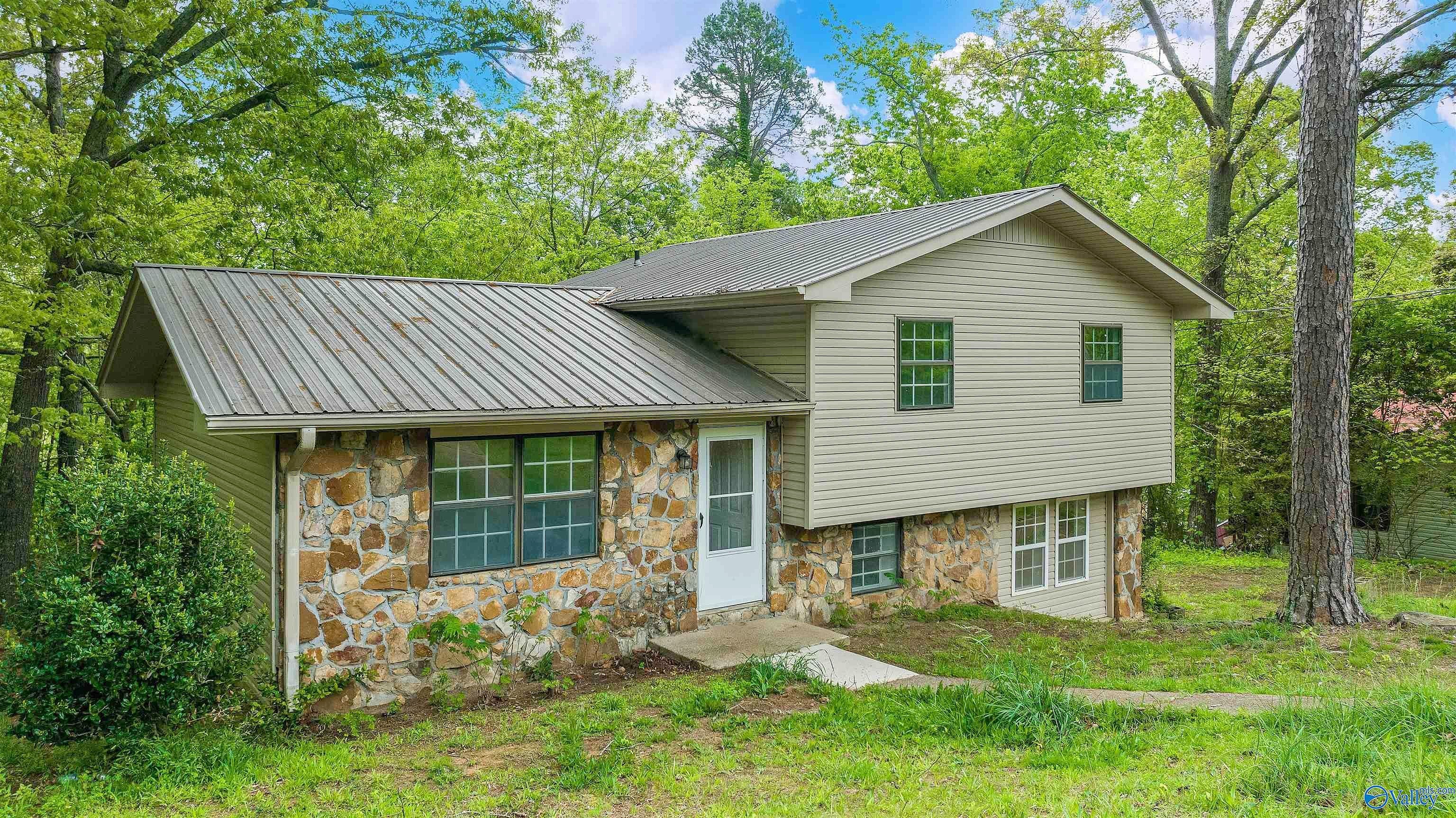 320 Horseshoe Cir SW