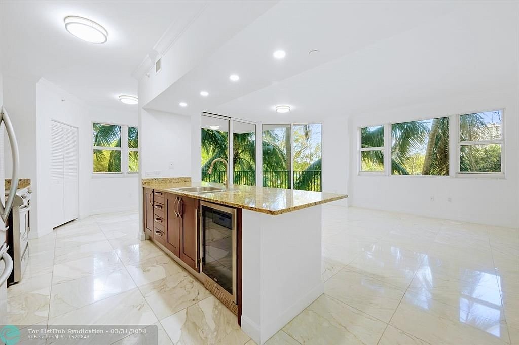 20000 E Country Club Dr Unit 208  