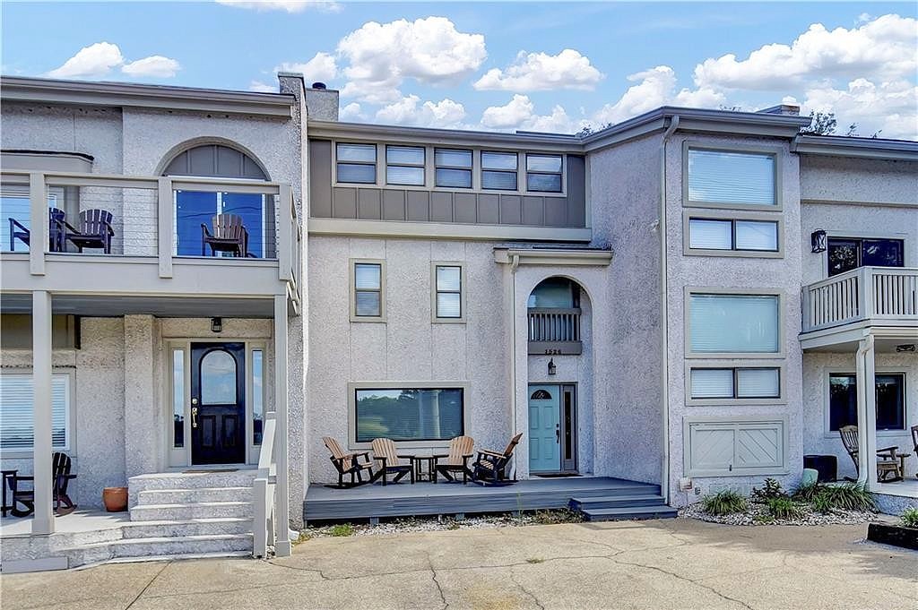1526 OCEAN BLVD  