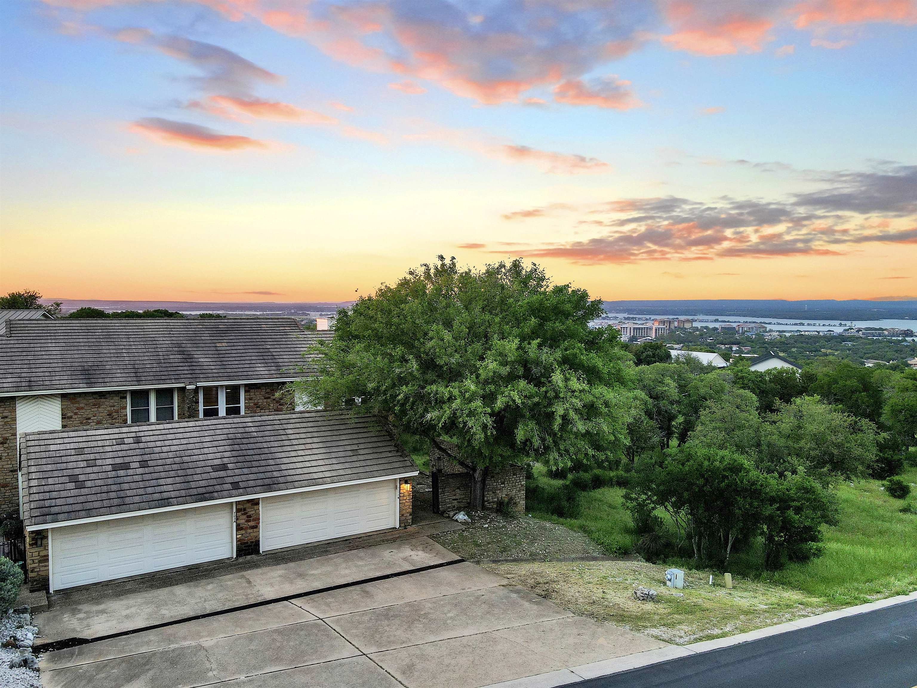 704 CLAYTON NOLEN DR Unit B  