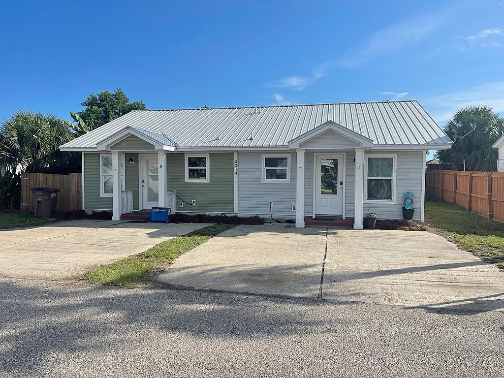 8214 Pelican Walk Ln