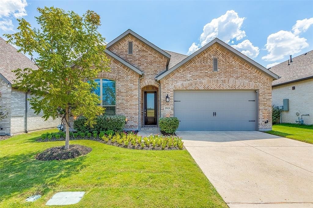 2925 Black Walnut St  