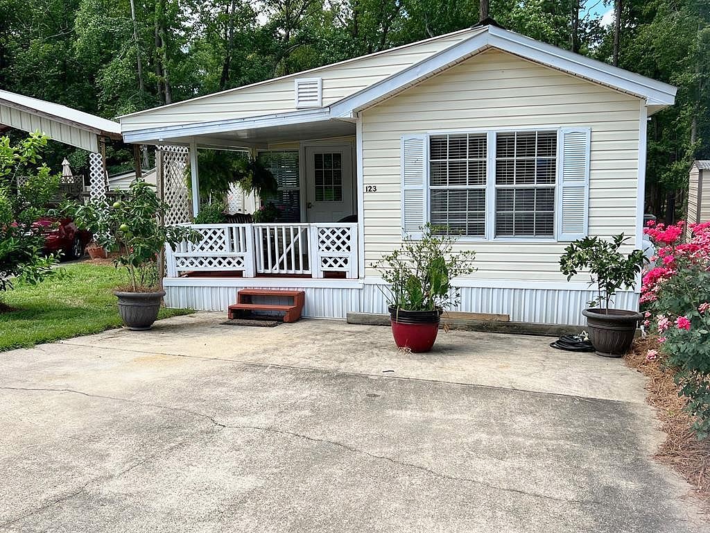123 Lakeview Dr  