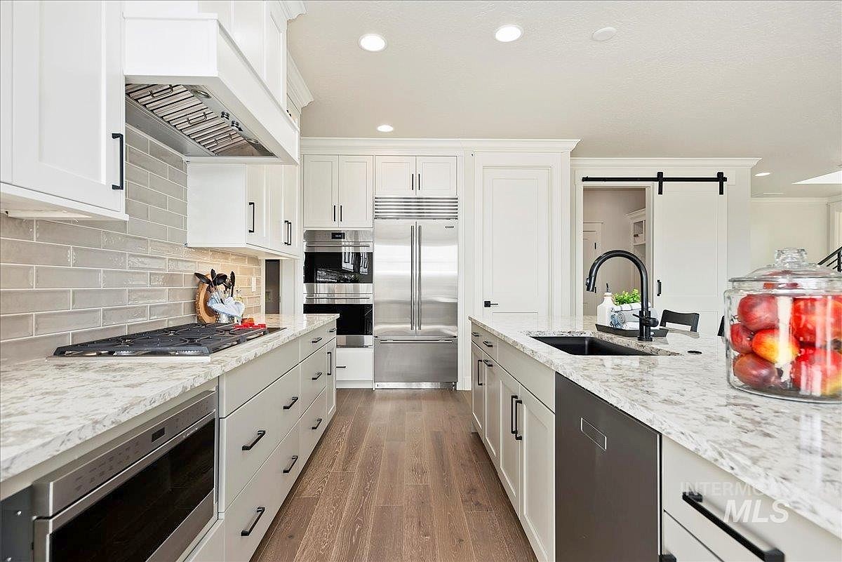 2343 N SUGAR Loop AVE  