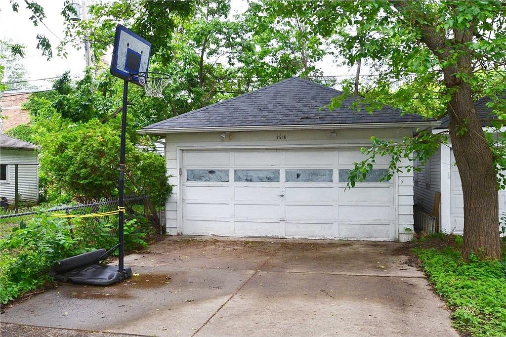 2516 Harriet Ave  