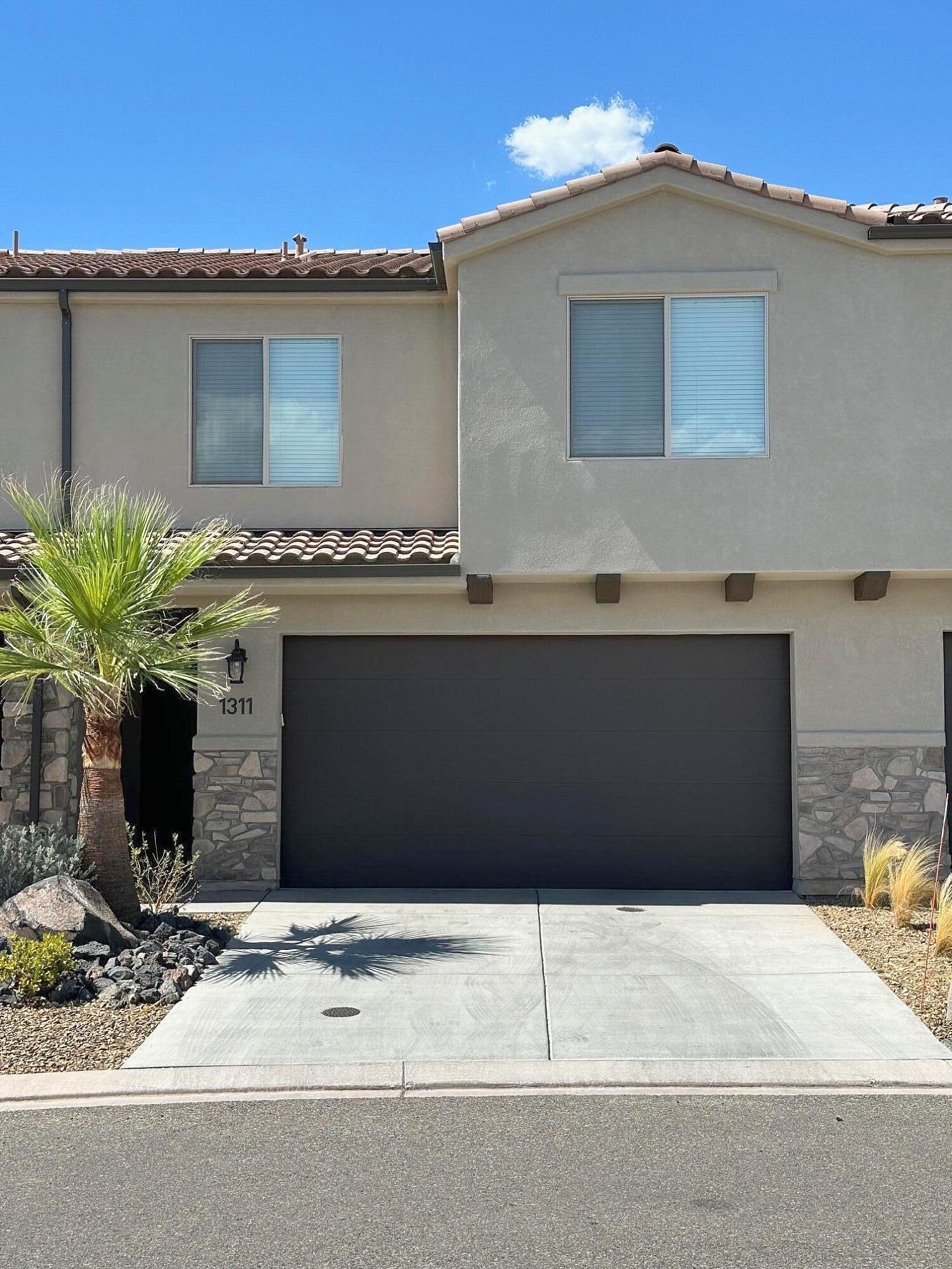 1311 E Vista Roja Pl  