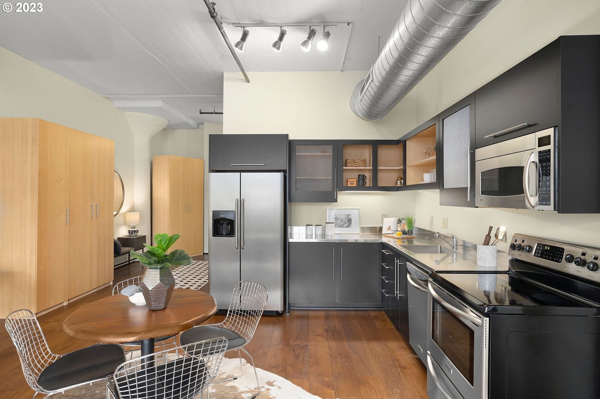 1400 NW IRVING ST Unit 523