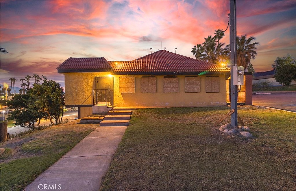 1405 E Washington St