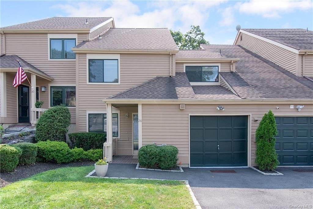 28 MANOR HOUSE LN  