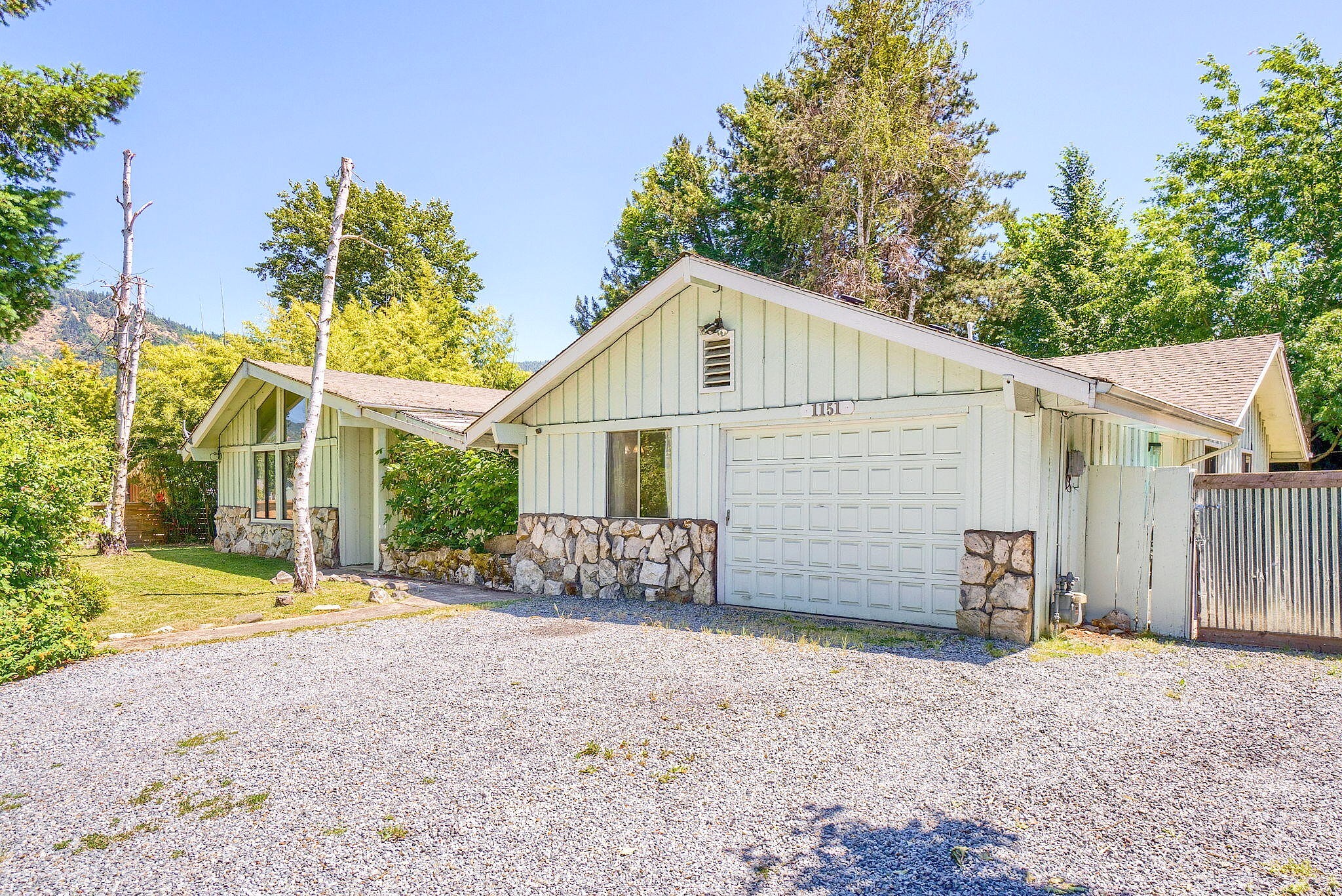 1151 SE GRANDVIEW AVE  