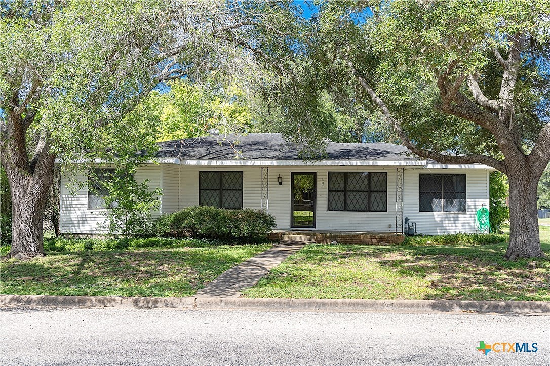 810 Bluebonnet Ave  