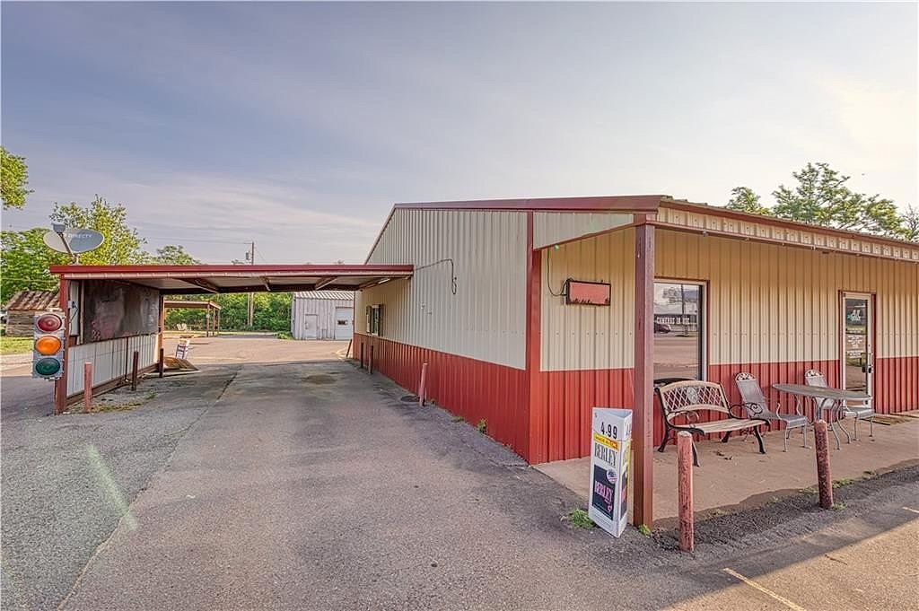 313 W Roger Miller Blvd