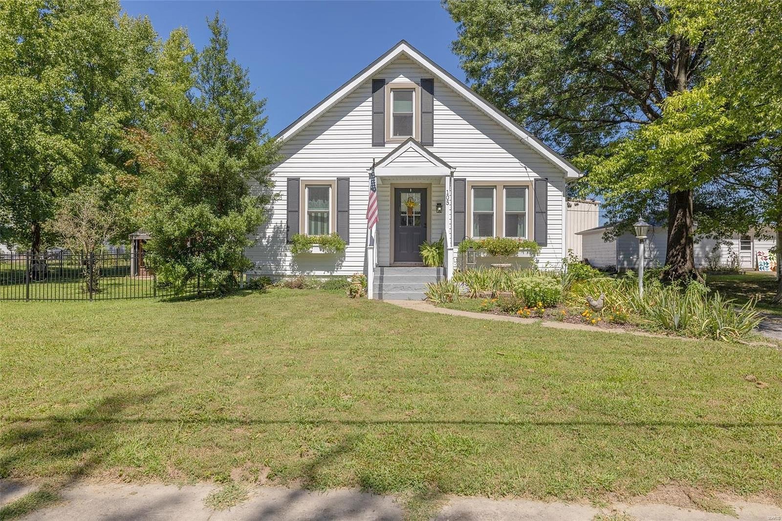 105 W 2nd St S  